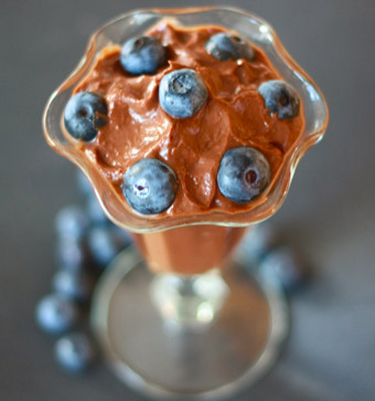 Raw Vegan Dessert Recipe: Chocolate Mousse with Blueberries