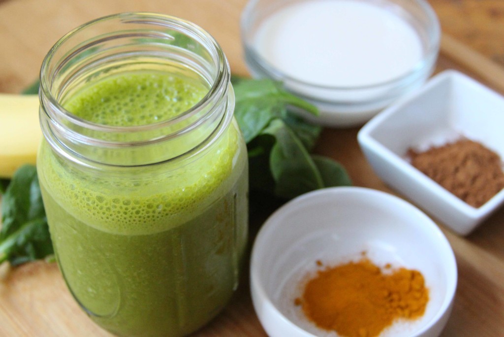 spinach turmeric smoothie with cinnamon and almond milk